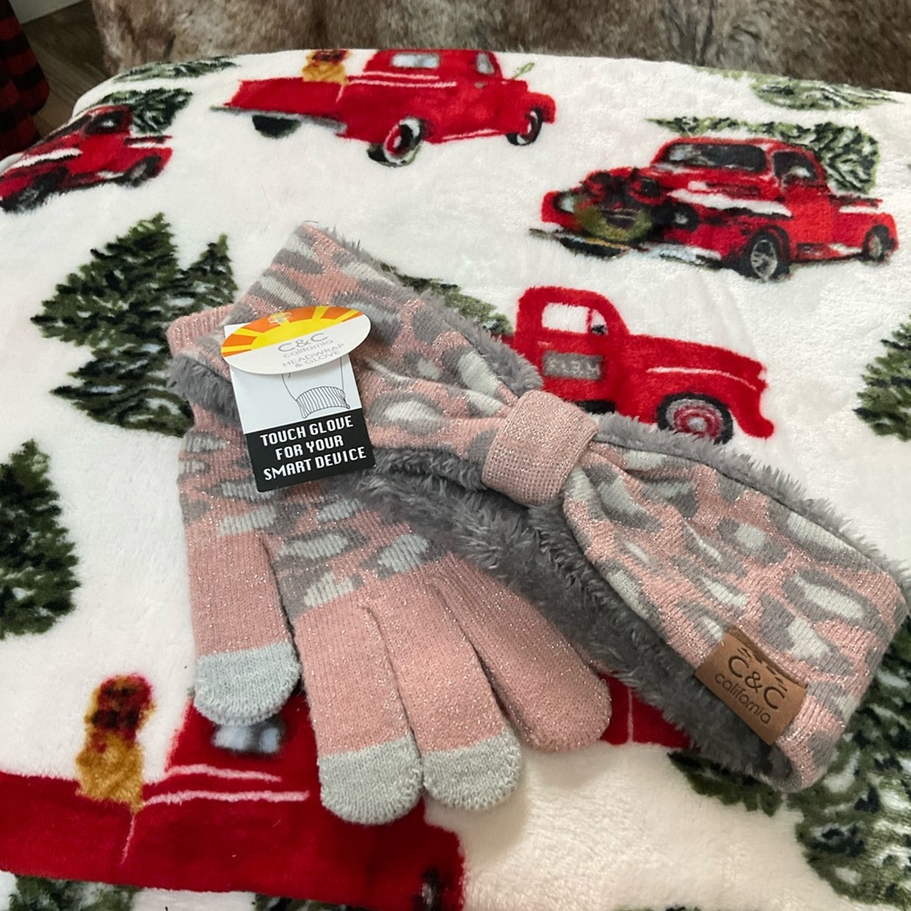 NWT C & C California pink leopard head wrap glove set
